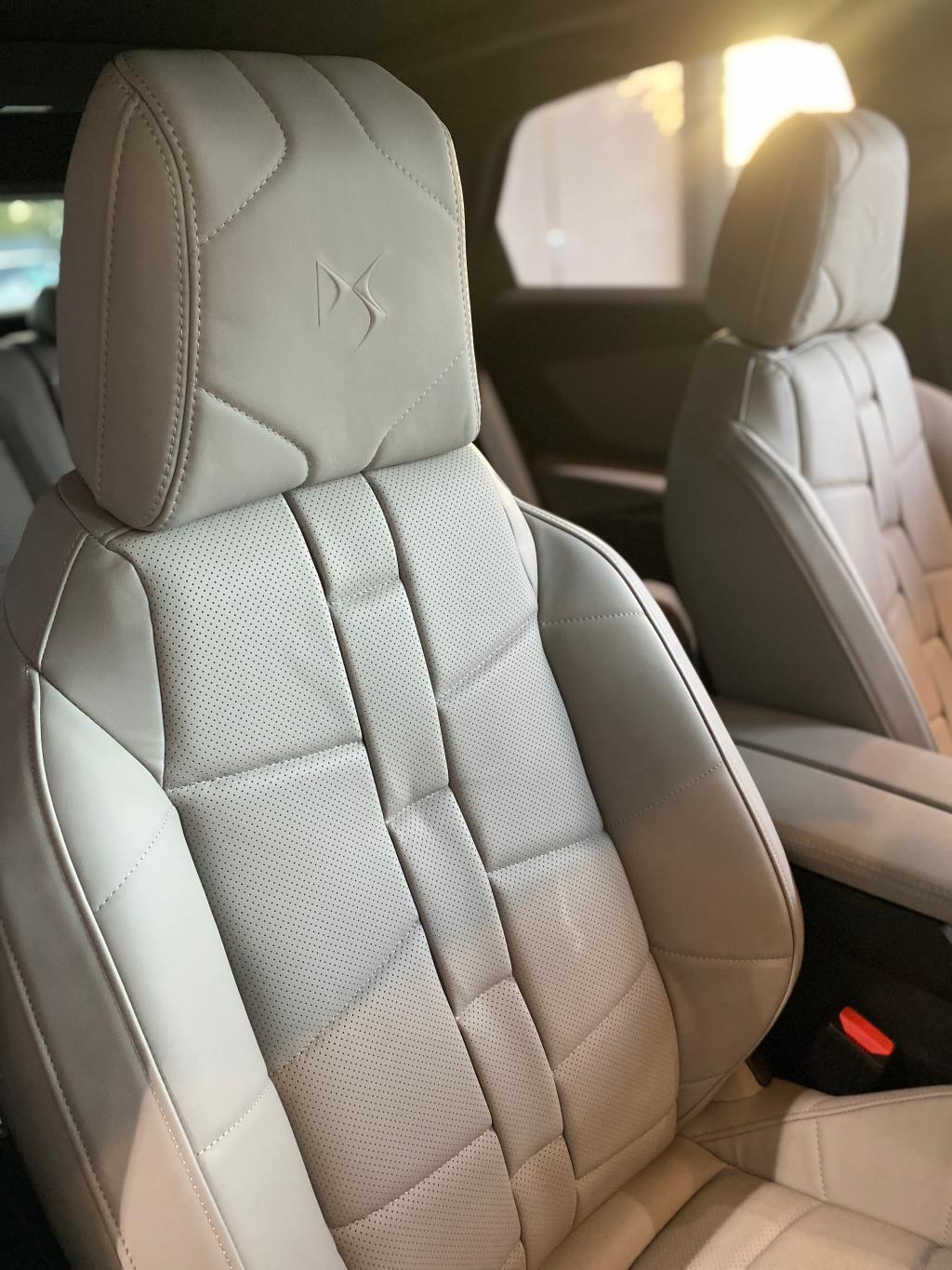 DS7　ETOILE　PLUG　IN　HYBRID　AWD♪